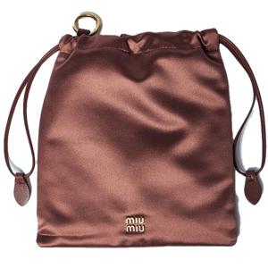25 FW 미우미우 리얼 로고 플래크 드로우스트링 새틴 파우치백 브라운 5NG010 049 F0324