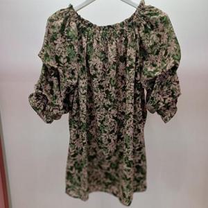 Latium HC06 팔뚝품넉넉한 잔꽃 오프숄더 반팔 블라우스 T2531bl10G