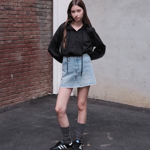 WOMAN 로우라이즈 컷팅 데님 미니스커트 [2COL] / WBE3L13504