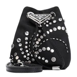 25 FW 프라다 네로 블랙 스터드 엠블리시드 드로스트링 버킷백 1NR0162CZ5