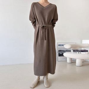 샵앤) 여성 V넥 터널끈 루즈핏 니트 롱 긴팔 원피스 ARA-WDR-4857-모카