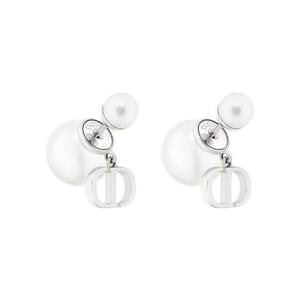 디올 트리발 이어링 메탈 앤 레진 펄 실버 피니쉬 화이트 E3366WOMRS-D009