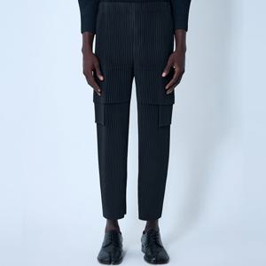 25 FW 옴므 플리세 이세이미야케 멀티플 포켓 레그 플리티드 팬츠 블랙 HP58JF236 13