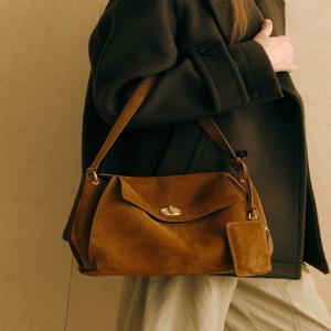 [질스튜어트] 이태리스웨이드 오브 장식 숄더백 M 브라운  JABA5F113W2