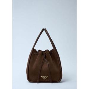 25 FW 프라다 여성 스웨이드 로고 플라크 핸드백  pra0262018brn