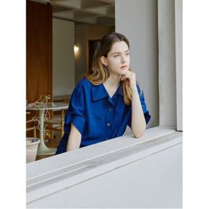 [더아이잗컬렉션]스트링 오픈 칼라 블라우스 (CR5A0BL711-BL)_DG