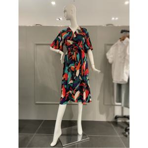 르니앤맥코이 V넥 리본 벨트 패턴 원피스 (MM09OP502HJY)