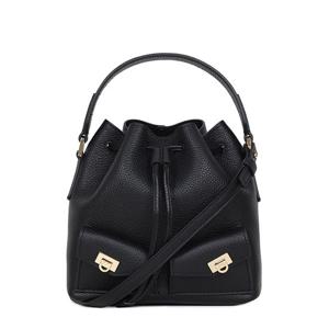 페라가모 25FW 블랙 허그 멀티포켓 버킷백 220915 785878