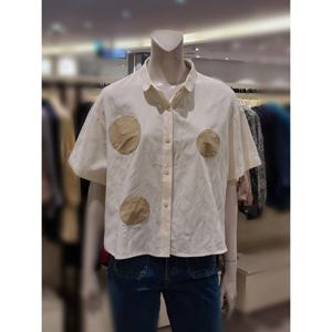 [트리아나][트리아나] 소고 패치포인트 언발란스블라우스AJ2BA31