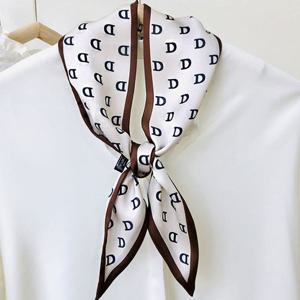 여자 외출 나들이 패션 심플 고급 디자인 쁘띠 스카프