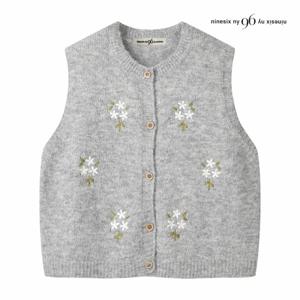 [나인식스뉴욕] 플라워 자수 라운드넥 버튼 니트 베스트 (NP9VT002M0)