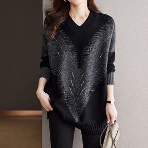 [퀸이즈] 시우 트윙클 배색 브이넥 오버핏 니트 티셔츠
