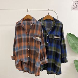 허니제이 / 웜디엔 체크 배색 레터링 패치 루즈핏 셔츠(2color)