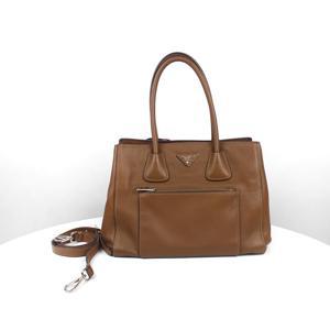 [중고명품다올] 프라다 브라운 비텔로 다이노 금장 로고 숄더백 BN2795