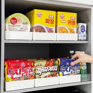 꺼내면 채워지는 자동 라면 디스펜서 무조립 팬트리 수납 정리대