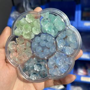 TEMU 7개의 칸으로 나뉜 상자에 청록색 비즈가 가득 담겨 있으며, DIY 팔찌, 목걸이, 귀걸이, 열쇠고리, 휴대폰 스트랩 및 기타 액세서리 재료를 위한 장식 비즈 세트입니다.