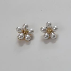 TEMU 2개 화이트 인공 신발 클립 - 골든톤 꽃 잠금장치가 있는 탈착식 DIY 스니커즈 액세서리, 캐주얼 슈즈 및 부츠용 럭셔리 장식 참, 선물 아이디어(어머니의 날, 졸업, 교사 감사) 특별한 행사용 구두 | 스타일리시 레이스 강화 | 인공 액세서리