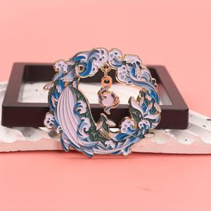 TEMU 귀여운 해양 동물 아연 핀 - 블루 & 화이트 웨이브 디자인의 플래시 할리뱃 브로치, 재킷, 가방, 모자에 견고한 금속 액세서리 - 야외 애호가를 위한 완벽한 해양 장식