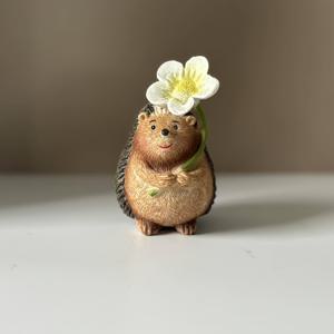 TEMU 매력적인 레진 조각상과 흰 꽃 - 실내/외 장식용 미니어처 만화 조각, 모든 방 유형에 완벽, 크리스마스 & 이스터 정원 장식에 이상적, 전기 필요 없음, 축제 분위기 장식 | 만화 디자인 | 질감 있는 외관