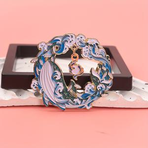 TEMU 귀여운 해양 동물 아연 핀 - 블루 & 화이트 웨이브 디자인의 플래시 할리뱃 브로치, 재킷, 가방, 모자에 견고한 금속 액세서리 - 야외 애호가를 위한 완벽한 해양 장식