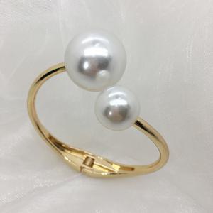 TEMU 골드 도금 모조 진주 & 광택 미러 링크 팔찌 - 럭셔리 불규칙 구형 비즈, 우아한 인터로킹 루프 디자인, 섬세한 일상 또는 특별한 날 주얼리, 편안하고 안전한 착용감, 니치 패션 , 가벼운 럭셔리 하이 패션 트렌디 모조 진주 팔찌, 부드러운 구형 모조 진주, 캐주얼 또는 정장용 시크하고 세련된 액세서리, 골든 팔찌, 참 팔찌, 주얼리