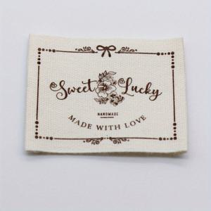 TEMU 20개 수제 천 라벨 - 'Sweet Lucky', 'Craft & Arts', 'Handmade with Love' 및 'Sweet Life' 문구가 있는 4가지 독특한 디자인, DIY 공예용 흰색 패브릭 태그와 갈색 잉크 프린트, 재봉틀, 뜨개질, 보석 및 액세서리, 장식 테두리가 있는 수공예 라벨