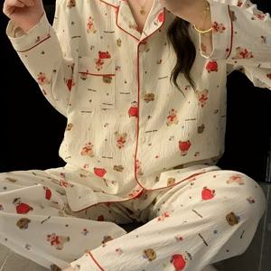 TEMU 여성을 위한 귀여운 디자인의 하이퀄리티, 스트레치되지 않는 빨간색 파자마 세트입니다. 봄과 가을에 적합하며, 긴팔 카디건과 여유로운 긴 바지로 캐주얼한 홈웨어에 적합합니다.