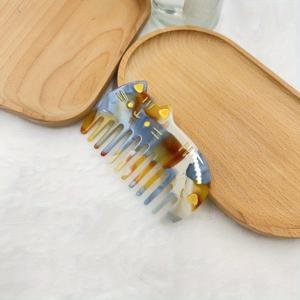 TEMU 1개 아세트산 고양이 빗 - 정전기 방지 휴대용 핸들, 대리석 및 나무 무늬 디자인, 일반 머리카락용 미세한 이빨, 집과 외출용 여행 친화적 헤어 액세서리, 내구성 있는 플라스틱 브러시