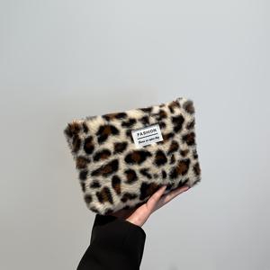 TEMU 퍼리 패션 레트로 프린트 화장품 파우치 - 대용량 여행 메이크업 정리함, 부드러운 폴리에스터 퍼 질감, 내구성 & 세척 쉬운 디자인, 데일리 및 이동용, 고급스러운 소재, 스타일리시한 액세서리, 고품질 제작, 여성용