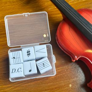 TEMU 스텃 노트레이션 게임용 대형 음악 이론 주사위 세트, 6개의 이론 주사위 포함. 이 세트에는 36개의 일반적으로 사용되는 심볼이 포함되어 있으며, 음악 이론을 재미있게 배우고 기억할 수 있는 방법을 통해 빠르게 스태프할 수 있는 지식을 돕습니다