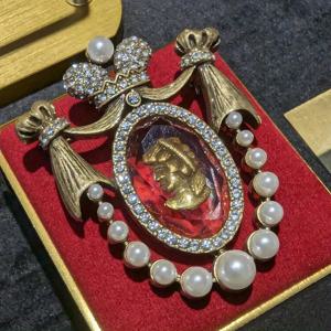 TEMU 바로크 빈티지 초상화 브로치 핀 - 레드 젬스톤 센터 & 골든 톤 프레임, 여성과 남성을 위한 왕실 영감의 우아한 파티 및 일상 액세서리