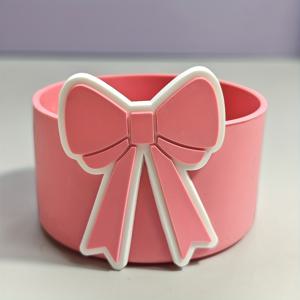 TEMU 1pc 귀여운 리본 실리콘 컵 부트 슬리브 40oz/30oz용 - 미끄럼 방지 보호 베이스, 혼합 색상 (빨강, 핑크, 파랑, 녹색, 노란색, 검정색), 물병 액세서리 | 재미있는 디자인 | 내구성 있는 실리콘