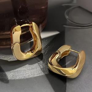 TEMU 우아한 골든톤 U자형 후프 귀걸이 - 시크한 힙합 스타일, 구리 제작, 결혼식 및 일상 착용에 이상적, 여성에게 완벽한 데이 선물, 기발한 귀걸이. Kpop 스타일 주얼리|링귀걸이