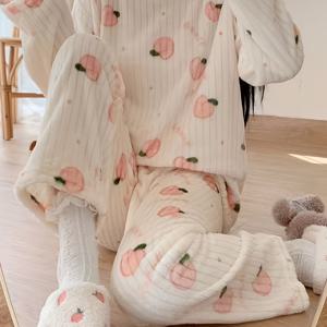 TEMU 여성용 포근한 플리스 파자마 세트 - 긴 소매, 크루 넥, 캐주얼 스타일, 두꺼운 코랄 플리스, 가을/겨울에 완벽, 체리와 사과를 특징으로 하는 귀여운 만화 디자인, 포근한 홈웨어|재미있는 프린트|부드러운 질감, 파자마