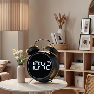 TEMU 이것은 밤 조명이 있는 스타일리시한 디자인의 대형 메탈 알람 시계로, 온도 및 날짜 표시 기능을 갖추고 있습니다. 학생의 침실에 적합하며, 틱 소리가 없는 조작으로 완벽하며, 주간 및 주말을 위한 두 가지 알람 설정이 있습니다