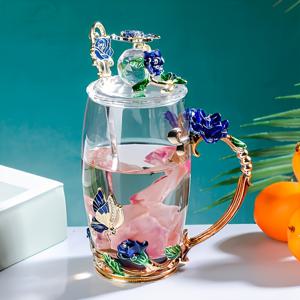 TEMU 4가지 스타일의 키가 큰 및 작은 350ml/320ml 진주 장미 에나멜 컬러 공예 유리컵 숟가락 커버 세트, 차갑고 뜨거운 음료에 적합한 홈 드링킹 워터 티 컵, 아침 식사용 컵, 우유 컵, 주스 컵, 커피 컵, 가정, 사무실, 케이터링에 적합한 섬세한 선물 컵 세트