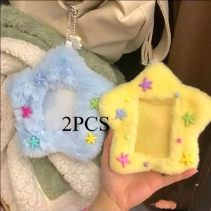 TEMU 2개 세트 스타 플러시 포토 클립 - 소프트 폴리에스터 섬유, 랜덤 별 색상 장식, 귀여운 한국 웨이브 아이돌 및 버스 카드 보호 커버, 컬러풀한 푹신한 디자인과 걸이 링 포함 - 사진 전시에 완벽한 귀여운 포토 클립