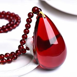 TEMU 1개 발틱 앰버 티어드롭 펜던트 목걸이 - 딥 레드 - 광택 마감의 천연석 주얼리, 남녀공용 넥리스 - 일상 및 정장 착용 - 발렌타인데이, 기념일, 생일 선물 - 사계절 우아한 주얼리, 다용도 액세서리, 패셔너블 디자인, 고품질 벌왁스 체인, 피스, 패션 애호가