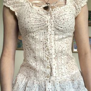 TEMU 여성용 Y2K 레트로 프렌치 컨트리 플라워 블라우스 - 세미 시어 반팔 탑, 레이스 트림 밑단 & 조절 가능한 버튼, 소형 핑크/화이트 꽃무늬, 기계세탁 가능 봄 여름 캐주얼 우아한 셔츠, 빈티지 스타일, 여성스러운 디자인, 가벼운 원단, 러플 슬리브, 여성 옷장|반팔블라우스