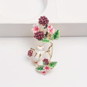 TEMU 귀여운 햄스터 & 무화과 나무 에나멜 핀 - 핸드 페인트 디자인으로 분홍색 꽃과 초록색 잎이 있는 골든 톤 금속 버로크, 의류, 가방, 자켓, 액세서리, 우아한 액세서리, 세밀한 공예 기술