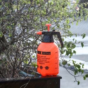 TEMU 2L/4.5pt 오렌지 압력 스프레이어, 블랙 트리거 포함 - 내구성 있는 플라스틱 정원 및 가정용 스프레이 병, 식물, 살균, 물주기 - 노즐 및 호스 포함, 인간 중심 디자인, 편리한 보관, 식물 스프레이, 강력한 구조