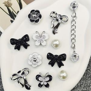 TEMU 11pcs ABS 레진 블랙 화이트 꽃 체인 신발 장식 블링 라인스톤 나비 신발 장식 DIY 인공 비즈 신발 액세서리 분리 가능한 다기능 리본 신발 클립 여성용 샌들 슬라이드 슬리퍼 할로윈 생일 파티 선물