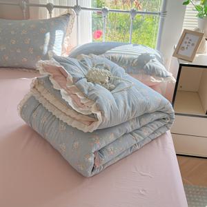 TEMU 핑크 꽃무늬 여름용 이불 - 부드럽고 통기성 좋은 더블 레이어 메쉬 + 레이스 트림 얇은 담요, 사계절용 침구, 휴대가 편리한 모던 스타일, 세탁기 사용 가능, 봄과 가을에 적합한 휴대용 베드스프레드