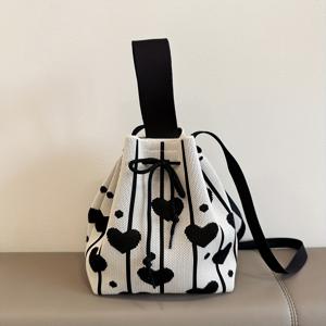 TEMU 여성용 캐주얼 니트 폴리에스터 드로스트링 백 하트 패턴 - 베이지 & 블랙, 고정 숄더 스트랩 & 조절 가능한 끈 클로저, 가벼운 봄철 패션 액세서리, 매일 사용하기 좋은 니트 핸드백, 다용도 토트백, 세련된 토트백, 내구성 있는 구조, 스타일리시한 토트백, 데일리 필수품 가방