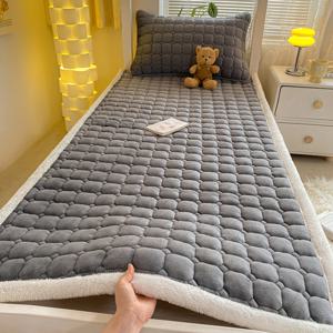TEMU 1개 초부드럽고 편안한 밀크 벨벳 매트리스 보호 패드 얇은 고품질 플란넬 슬릭키 섬유 패브릭 퀼트 침대 매트, 통기성 가을 겨울 침구 싱글/더블 침대용 (풀 투 킹), 홈 데코에 완벽함, 기숙사 필수품,호텔 침대 커버,우아한 침대 매트,저자극성 소재,세탁 가능한 패드,대학생,알레르기 환자|이불|패드