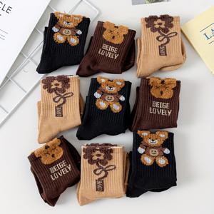 TEMU 여성용 가을과 겨울 양말 3/6/9 팩, 3D 디자인, 만화 스타일, 트렌디하고 다재다능, 중간 허리 길이, 대학 스타일에 적합합니다.