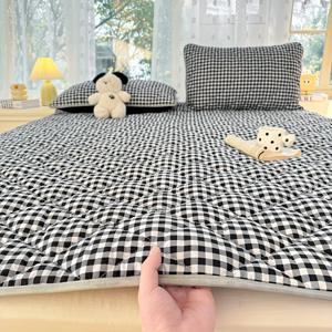 TEMU 블루 & 화이트 체크 패턴 퀼트 매트리스 탑퍼 - 시원한 소재, 흡수력 및 통기성, 싱글/더블 침대, 여행, 야외 피크닉을 위한 접이식 편안함 - 침실, 객실, 기숙사용 내구성 있는 폴리에스터 침구