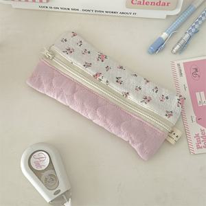 TEMU 플로럴 퀼트 필통 - 파스텔 플로랄 패턴의 폴리에스터 지퍼 파우치, 메이크업용 내구성 있는 지퍼 클로저 및 퀼트 질감, 펜, 학교 및 사무실 정리용(핑크/블루/그린), 펜 홀더 | 우아한 액세서리 | 부드러운 원단 느낌, 연필 파우치