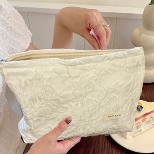 TEMU 1개 화이트 엠보싱 플로랄 메이크업 백 - Y2K 패션 여행용 화장품 정리함, 안전한 지퍼 클로저, 여성 및 남성용 우아한 질감 디자인, 학생용 & 학교 및 여행 필수품, 다용도 수납 파우치 | 스타일리시 액세서리 | 내구성 있는 지퍼 클로저