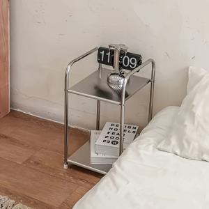 TEMU 현대적인 스테인리스 스틸 사이드 테이블, 수납 공간 포함, 실버 컬러 침대 옆장, 조립 불필요, 27인치 이하 높이, 소파 및 주방용 컴팩트 디자인, 견고한 금속 구조, 청소 쉬움, 장식, 거실/주방 정리용 테이블, 내구성 있는 제작, 슬림한 슬림 테이블, 작은 공간 해결책